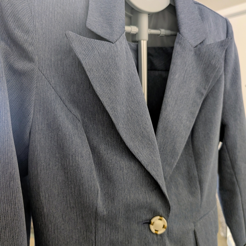 Elegant Women's Gray Pantsuit